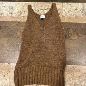 Universal threads sides, small sweater tank for women